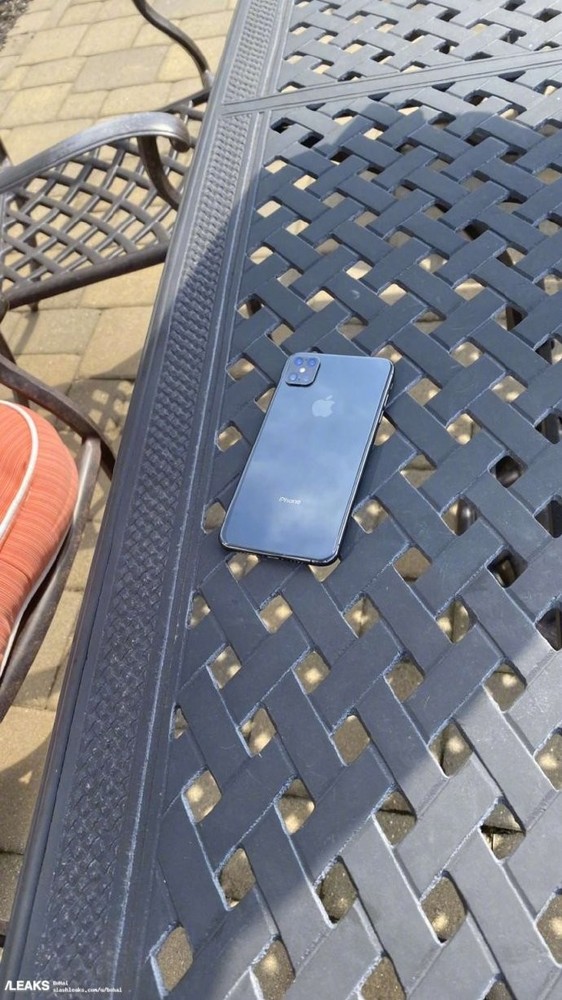 疑似iPhone 12 Pro無(wú)劉海真機(jī)諜照曝光（圖源Slashleaks）