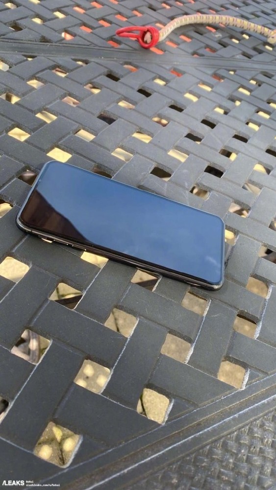 疑似iPhone 12 Pro無(wú)劉海真機(jī)諜照曝光（圖源Slashleaks）